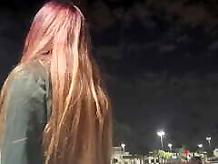 cheveux longs italiens fumant dehors tard le soir fumeur fume