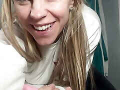 milf rubia caliente crystal cash probando un nuevo vibrador que termina en una corrida dura