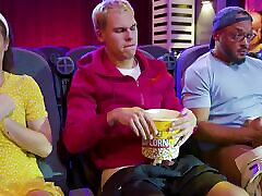oscilliamo in entrambi i modi-più caldo trio bisessuale con tre sconosciuti in un cinema