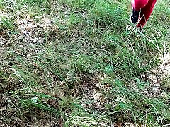 completamente nudo nella foresta le tette picchiate