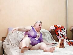 suegra amasa su carnoso coño peludo con grandes juguetes sexuales