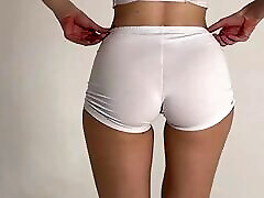 stretching di una bella bionda in pantaloncini corti