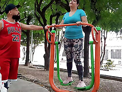 je trouve la pute de ma voisine dans le parc et elle m&39;invite à la baiser chez elle histoire complète