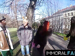 mia trejsi błaga o podwójne kutasy w polowaniu na jajka walenie cipki!