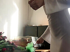 cleanind lady w przezroczystej sukience