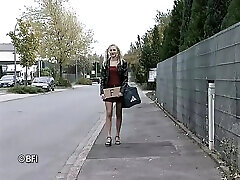 blonde punie durement par son punisseur
