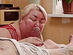 novia hambrienta de semen drena sus bolas y traga semen