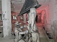 pielęgniarka silent hill zostaje ukarana głową piramidy-cosplay fantasy