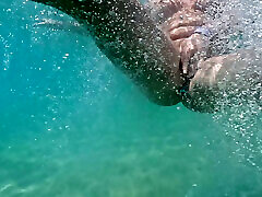 girl flashing ass with plug underwater