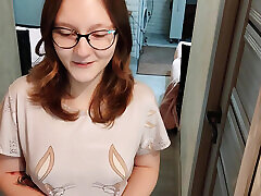 школьница занялась сексом с курьером, пока ее родителей не было дома, и получила по лицу