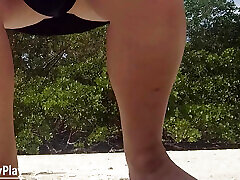 gordito gordo coño orinando en la playa al aire libre