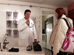 marido follando con una embarazada después de un chequeo en la oficina del médico