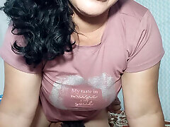 hermosa chica chupando a diario