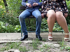 milf mature salope aux jambes sexy maide à faire pipi assise sur un banc