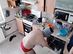 горячая любительская пара развлекается на кухне. сексуальная мамочка завтракает в спальне, волосатая киска, большие сиськи, большая задница
