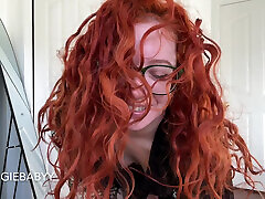 de longs cheveux bouclés roux taquinent, séduisent et vous chevauchent en pov-vidéo complète sur veggiebabyy manyvids