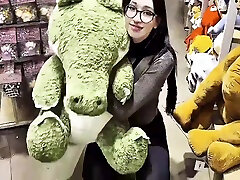 She Won A bert her and sister Alligator Toy And Was Very Thankful Ft. Amberzinha free 8 Min With Amber Kai