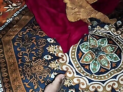 очень симпатичная индийская сексуальная домохозяйка наслаждается мужем и сексом с очень милой сексуальной леди