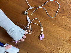 How to masturbate while tucking