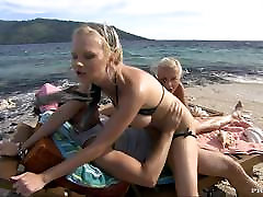 Slutty girs Tarra White and Jennifer Love in a beach threesome
