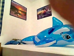 Typ fickt Bade Delfin - facet pieprzy gumowego delfina