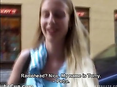 Ceca slut bruna Veronika succhia in macchina