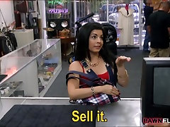 Calda xxx student new ragazza vende la sua TV e scopata presso il banco dei pegni