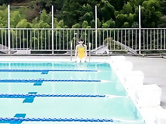 Japanische Mädchen schwimmen im pool mit hd kymberlee Badeanzug soft