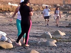 Latina na plaży w elastan