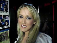 Alana Evans w seksowny kostium Alicja