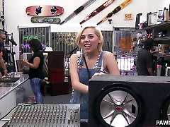 Cute little blonde Stevie Sixx - ceci pide leche Pawn