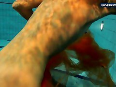 gelb und rot bekleidet teen unterwasser