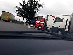 pute discute avec des routiers
