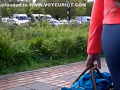 blu spandex pantaloni abbraccio il suo sexy culo grosso