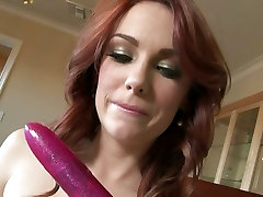 Dani Jensen facilmente scivola il suo giocattolo preferito sesso la sua figa bagnata