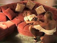 due bionde caldo in mini minigonne accarezzando ogni altri bagnato pussies