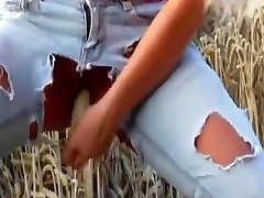 Amateur - Hot Blond Vibe Show in Field