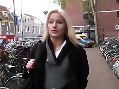 Kim komt klaar op de sybian