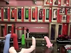 Maeila, cette jolie brunette au seins lourds nous étonne car elle porte en permanence un sextoy dans son cul et elle est très excitée en voyant la bite raide de notre hardeur.