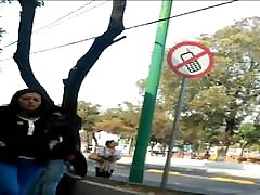 Rica muchacha en la calle con un culito rico