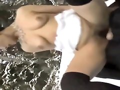 Cette milf se fait prendre son cul chaud dans la neige