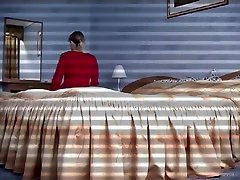 disinibita bionda si spoglia e va a letto