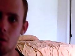 angry typ caches seine mädchen in bett mit andere