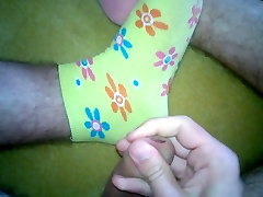Cum auf süße gelbe Mädchen-Socken!!