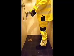 dusche in gelb reflektierende ausrüstung nach pinkeln auf sie