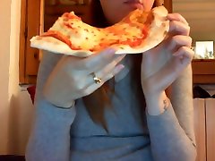 mangiare pizza con il mio grande bussy e la mia pancia gonfia vicino al tuo viso