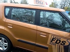 la ragazza delle bustine si fa scopare per ricevere la patente