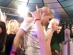 молодых красоток в клубе рады поиметь