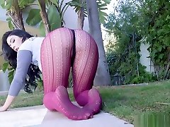 Sublime brune baisee dans ses collants dechires rouges a motifs