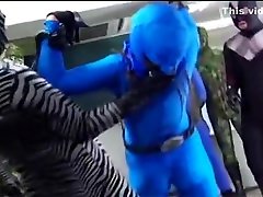 una donna combattente viene sconfitta e picchiata a sangue dai suoi pantaloni